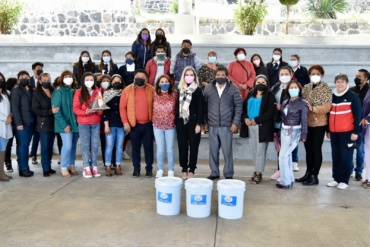 Donativo de gel antibacterial para la Escuela Primaria Dr. Gustavo Baz Prada.