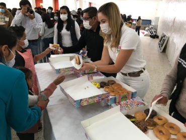 Donación de donas Krispy Kreme a niños y jóvenes.
